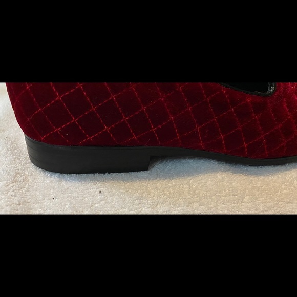 BRAND NEW Super Stylish Men’s Red Velvet Loafers - box 25 - Picture 5 of 6